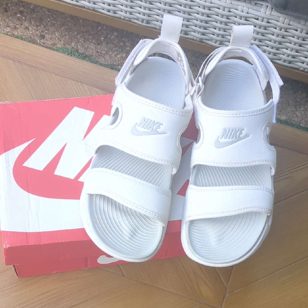Nike White Sandals Minimalist Comfort